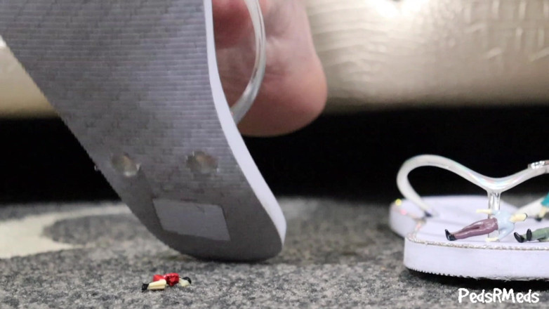 PedsRMeds: Tuffie pega pessoas minúsculas em seus chinelos