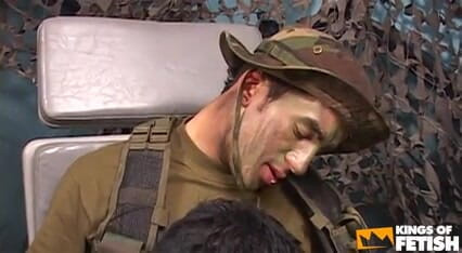 Gay Diaries: 二人の軍人の男が大きなペニスを撫でて負荷を食べる