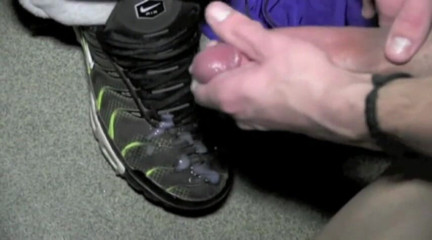 Sneaker gay: Нижний твинк раб ступням и ступням доминанты XXL