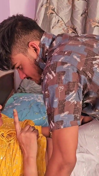 Stora bröst indiska Bhabhi remsor Saree och grov knullar med Yiung Boy (hindi ljud)