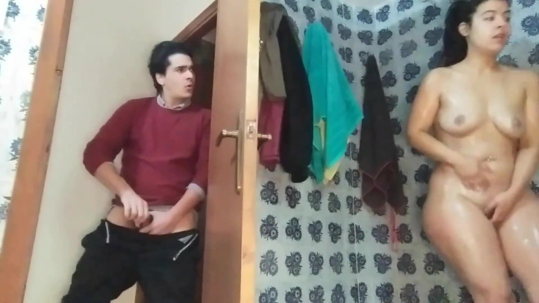 DragonGalaxy11: Üvey kız kardeş duş alıyor ve büyük götünü siktim