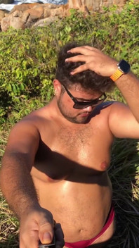 Masturbando um ao outro na praia