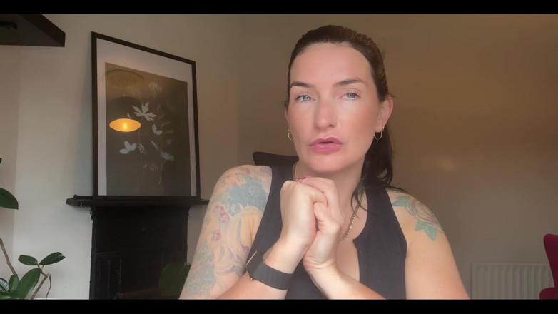 Adreena Winters: Nó gần như là locktober. Điều đó có nghĩa là con cu...