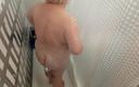 Sweet July: Une belle-mère prend une douche et lave ses gros nichons