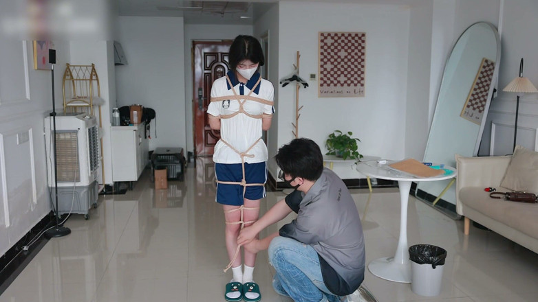 Asian bondage: Pacar polos ini diikat dengan tali di balik seragam kampusnya