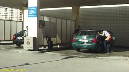 Crazy pee girls: Outdoor-pinkeln bei der autowäsche