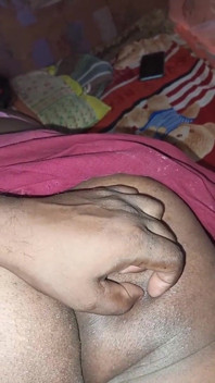 Penis mojego brata jest bardzo gruby i wchodzi do środka, rozrywając moją pochwę.