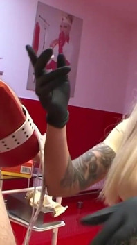 Umiliazione e dominazione termina con un testicolo rosso