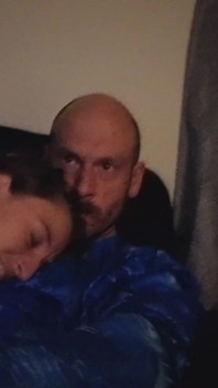 Bratty Supusă Melody suge pula mare albă a stăpânului ei tată vitreg Kyle