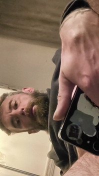 Jugando mi culo y jugando con mi gran polla dura