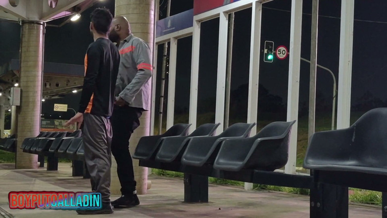 Alladin: Aku menyerahkan pantatku ke pria kulit hitam di halte bus