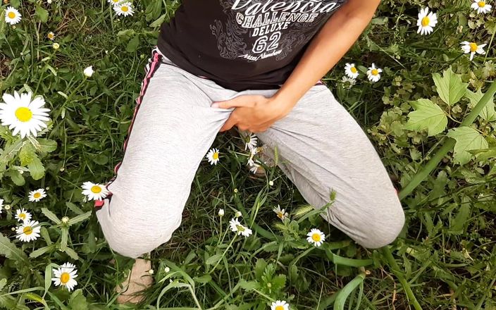 Lesbian-candys: Papatyalarda mastürbasyon yapan komşumu gözetliyorum - lesbian-candys