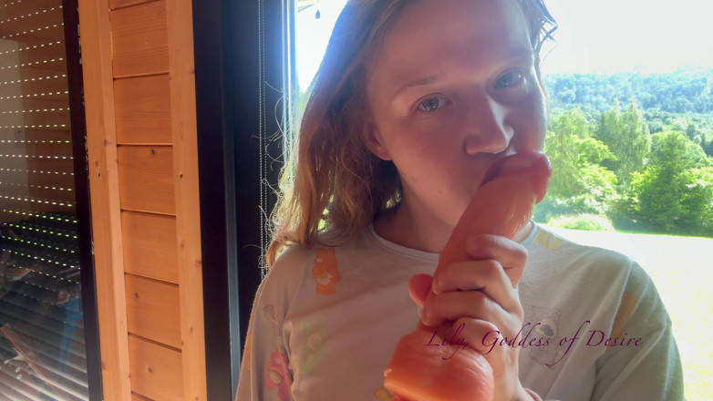 Lily, Goddess of Desire: Ragazza succhia il dildo con tanta saliva