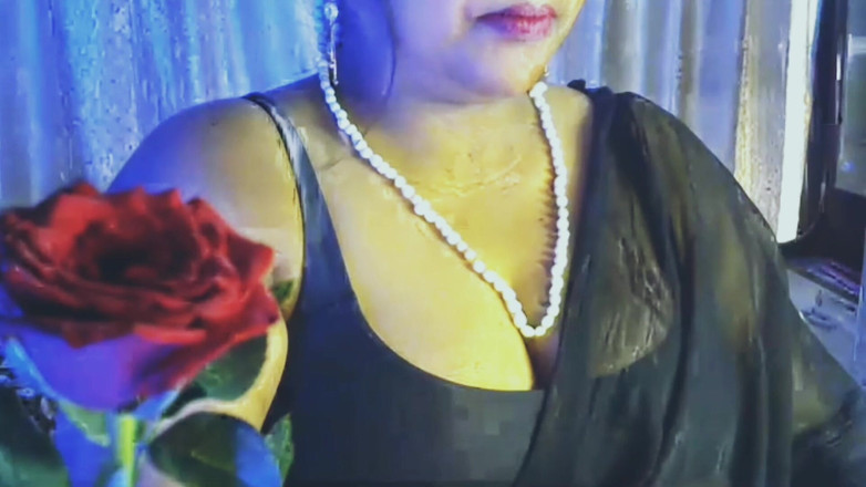 HotGirl21: Desi sexy sexy dívka nadšeně saje prsa a kundičku šuká robertkem.