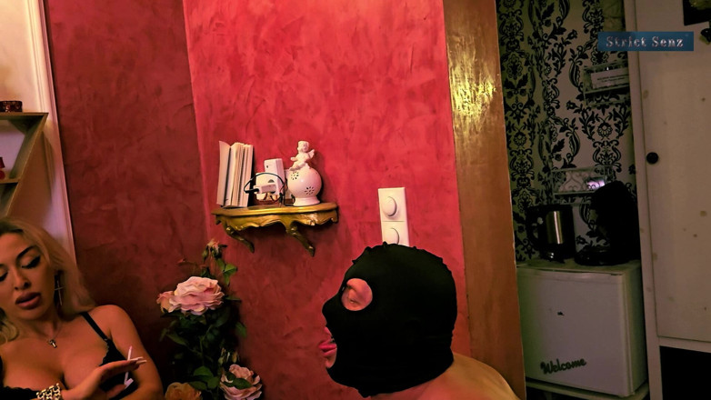 Strict Senz: Sheela Sinner fumando cuspindo e humilhação no cinzeiro humano