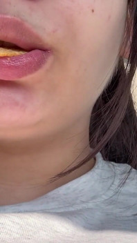 Menina gigante encontra um pequeno homem em seu saco de chips e é surpresa, mas ela come o pequeno