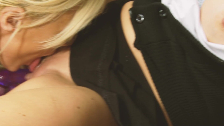 SEXUAL SIN: Kirli meme sahnesi -1. Büyük memeli sarışın üniversiteli kızlar birbirlerini sikiyor ve...