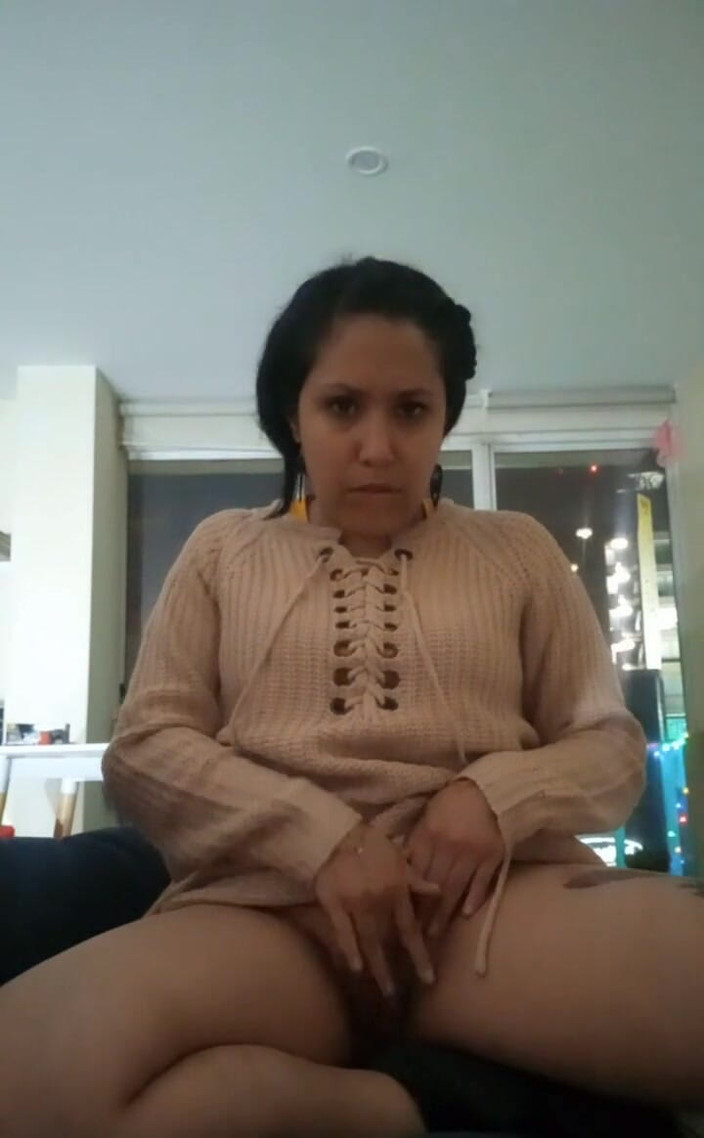 Marialunamex: Latinskoamerická studentka rychle masturbuje, zatímco její přátelé na ni čekají přede...