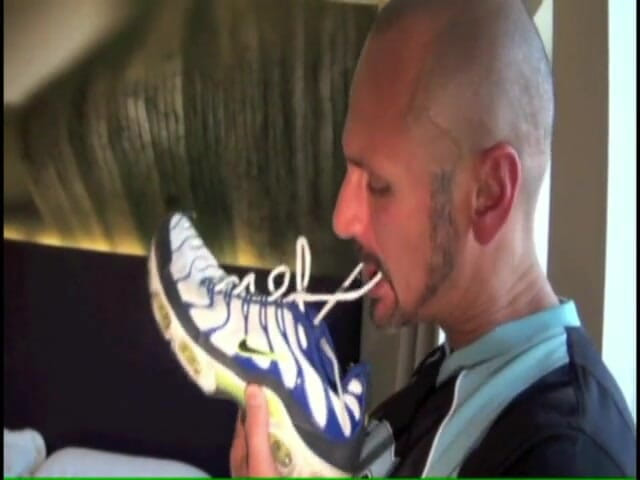 Sneaker gay: Nicola Antonio için Milano'da spor ayakkabı teslimi