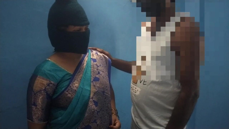 Tamil lesbian: Karım patronumla seks yapıyor. Ateşli üçlü grup seks