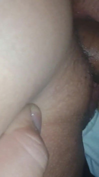 Agradável ejaculação interna sexy filmada por meu corno enquanto seu amigo me engravida
