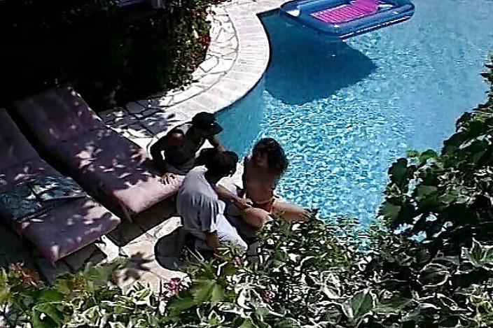 Videos Francaises: Сногсшибательная французская крошка наслаждается праздником траха у бассейна