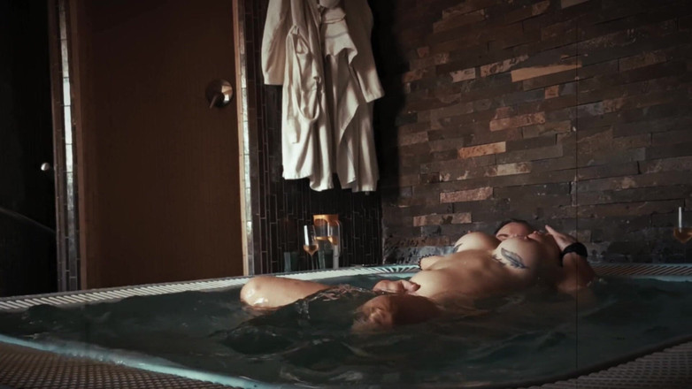 DedeDeville: Tante seksi amatir jacuzzi dientot habis-habisan sama orang asing
