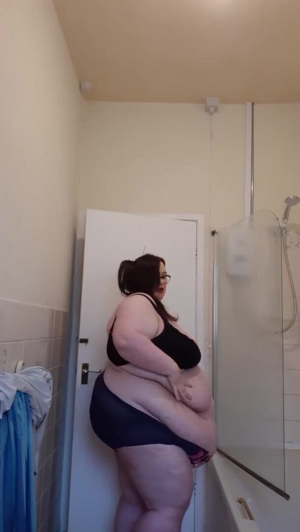 SSBBWLadyBrads: Awek montel super saiz mengusik sebelum mandi
