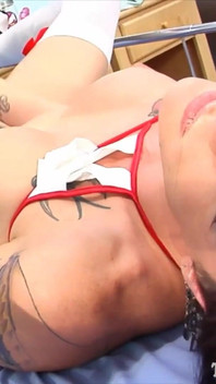 Медсестра Morgan Bailey трахает ее задницу, чтобы поднять настроение тебе