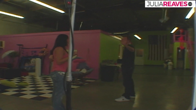 Bukkake Partys: Nena flaca grita de placer mientras monta una polla dura...