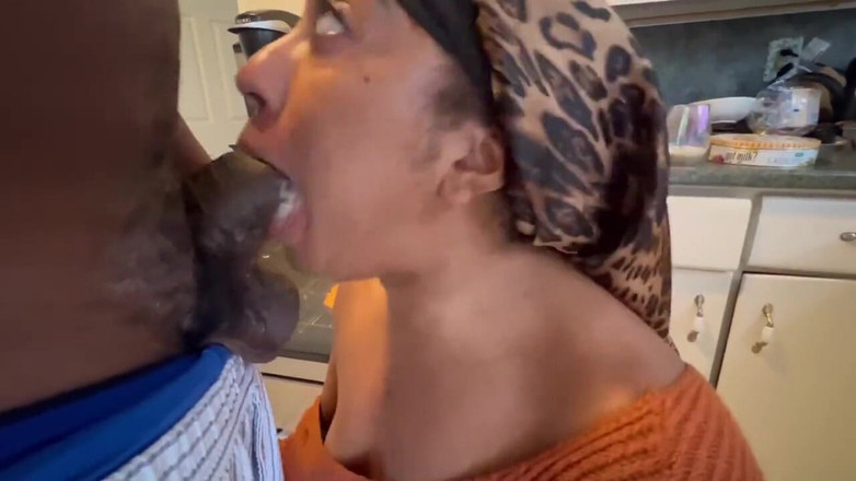 Fijii pornbox: Muie cu pulă mare și neagră în bucătărie