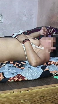 ボスのセクシーな継娘がフェラチオをし、部屋でチンコに乗っている