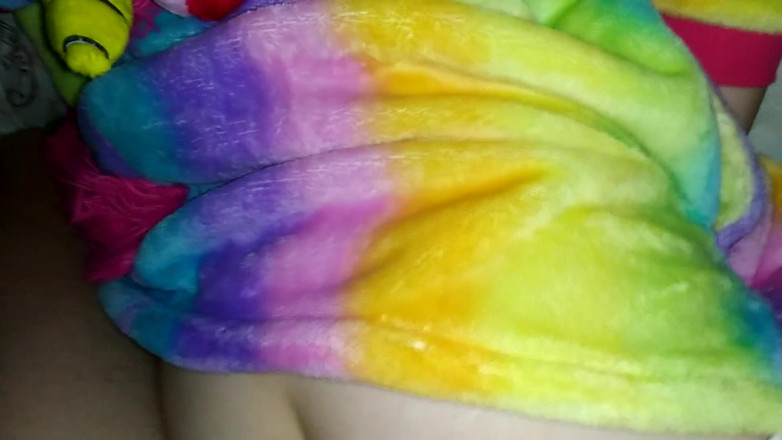 Taboo Room: 爸爸在她湿润的阴户里操了娇小的继女！