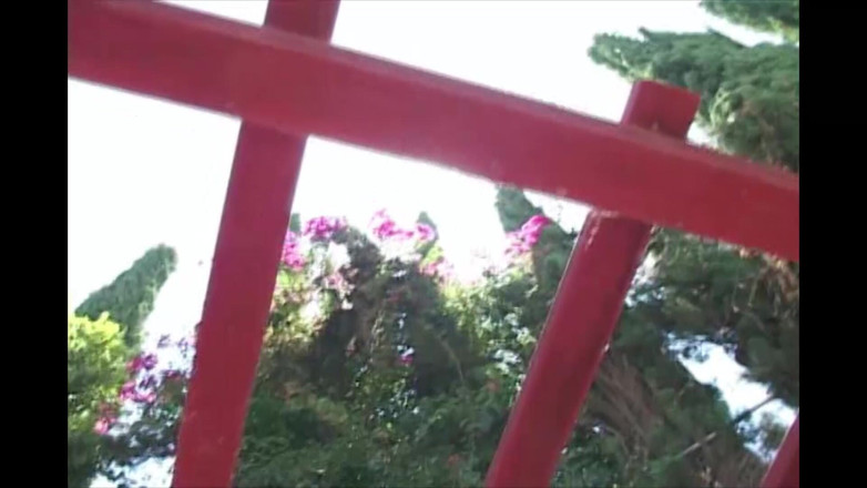 Moviestar XXX real pornos: La bionda Mel si masturba in giardino