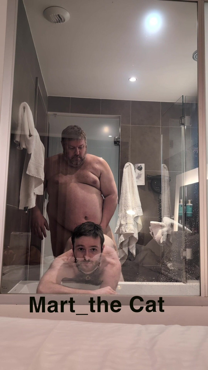 Mart_the_cat: Padrasto me fode no banheiro