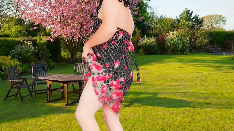 Kitty_Cross: सुंदर महिला घुटने के उच्च मोज़े और स्कर्ट में नाच रही है