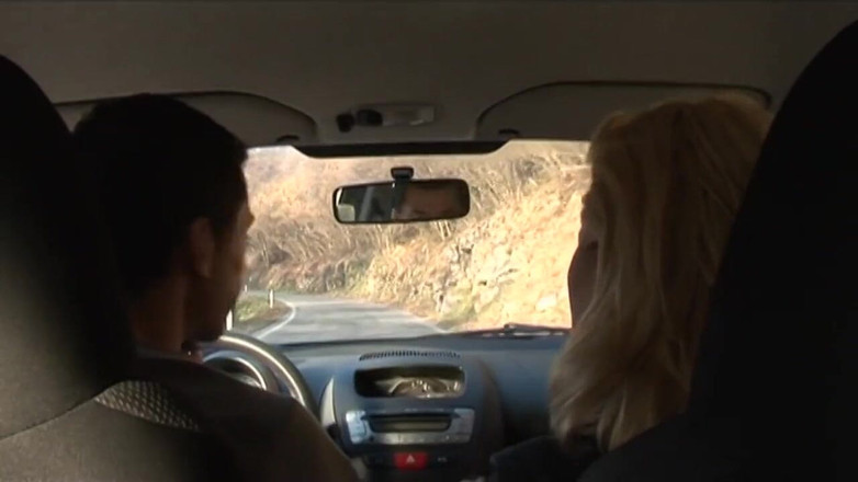 Xtime Network: Mẹ tóc vàng bị người lạ đụ đít