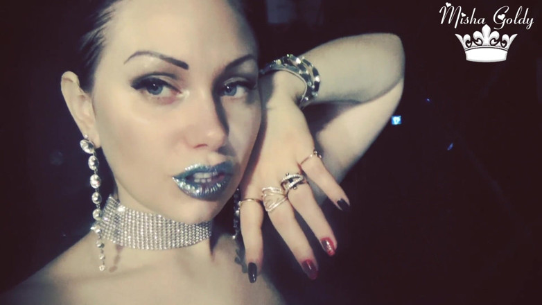 Goddess Misha Goldy: Blauwe glinsterende lippen ruiken en aanbidden