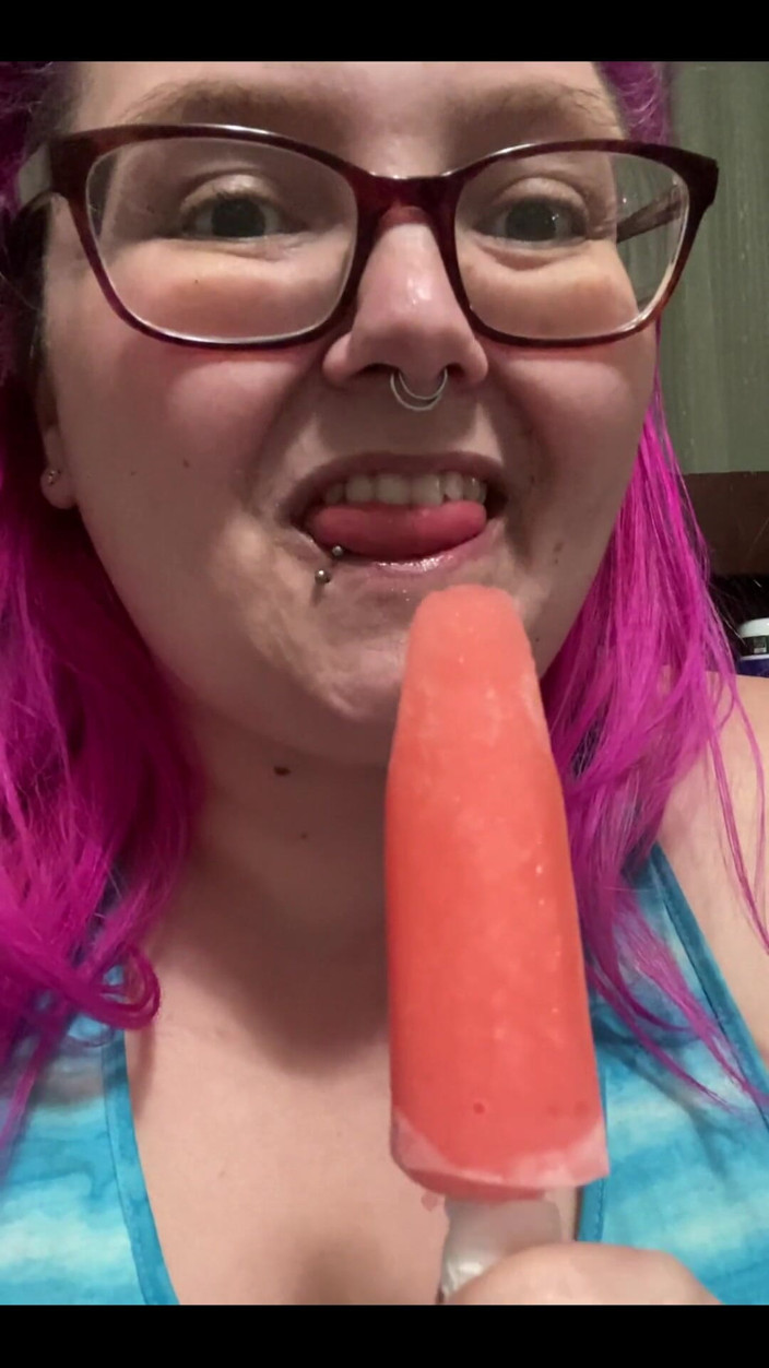 Sara Star: Liếm nó giống như một cây popsicle