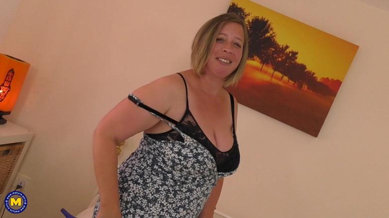Mature NL: Tombul olgun orta yaşlı seksi kadın çekim yıldızı mastürbasyon yaparken dikkatini çekmeyi...