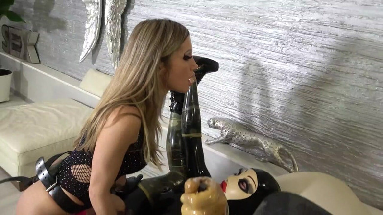 NM fetish femdom videos by Princess Nikki Cruel: Une superbe MILF chevauche son esclave poupée avec un gode...
