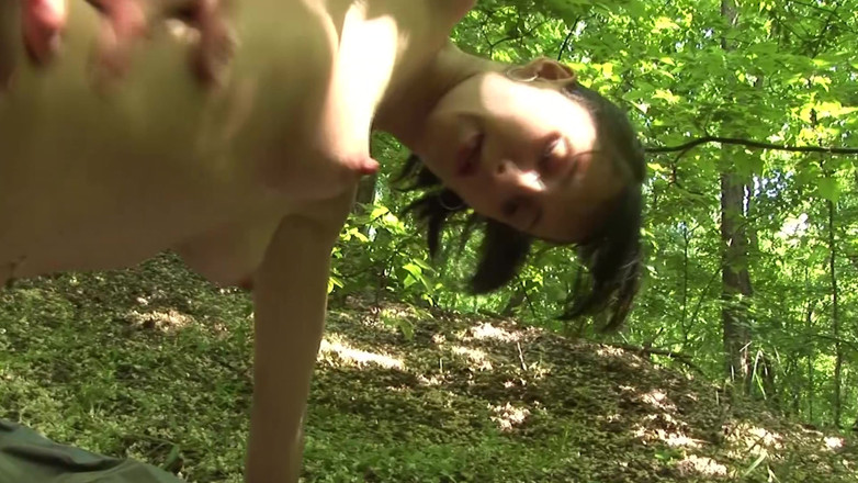 German porn friends: Zralá brunetka MILF tvrdě šuká v lese a vaně