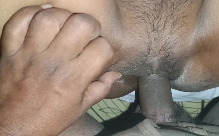 Desi hot couple: Cô vợ Ấn Độ nóng bỏng tự quay ngực bấm âm hộ bắn...