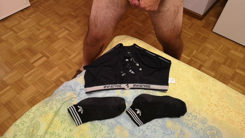 Cicci77: Cicci77 prepara nuevos fetiches para sus amigos y fanáticos, masturbándose...