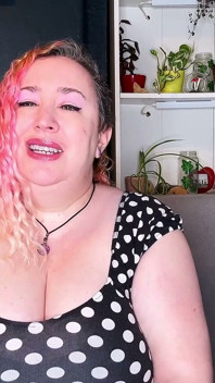 Masturba tus bragas de encaje rosa para mí