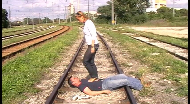 Femdom Austria: Calpestare i binari