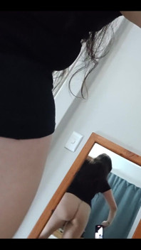 Swipe pentru a vedea că astăzi este o zi fără pantaloni