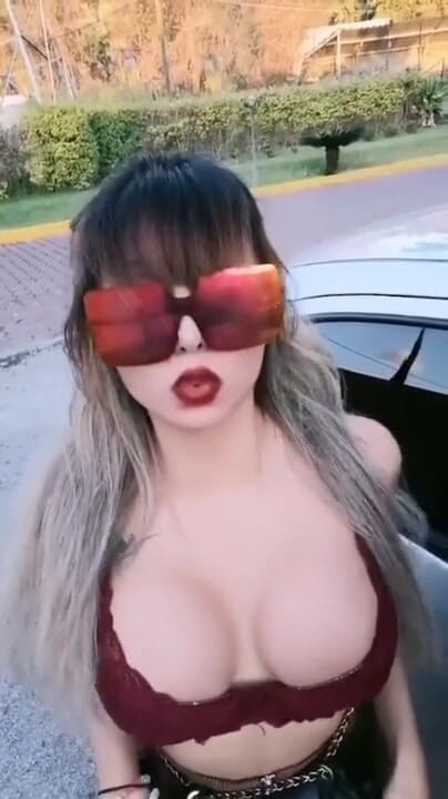 Barbietransxxxx: Splendida trans con un gran culo che mostra la sua...