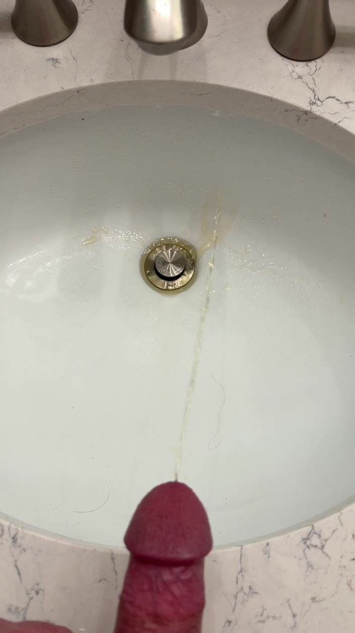 Tatted Daddy: 슬로우 모션으로 오줌을 가라앉히다