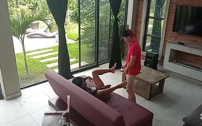 Valera Toro: Trans colombiana es follada en el sofá cama de tablet